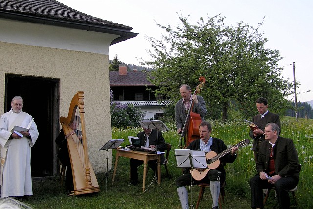 Maiandacht_Oberhausen.jpg - Der "Kirabichi Vierg'sang" mit der "Rathausmusi" vereint bei der Maiandacht in Oberhausen, 2011
